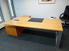 Schreibtisch Ansicht vorne