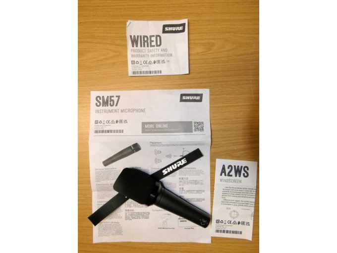 Ansicht Shure Mikrofon mit Windscreen und Bedienungsanleitung