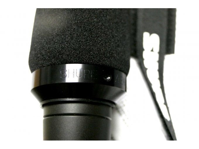 Nahaufnahme des Markennamens auf Shure Mikrofon