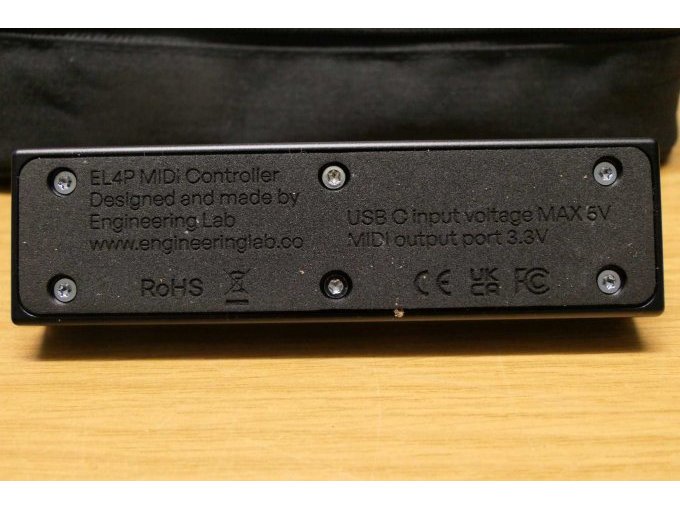 Unterseite des Midi Controller mit CE Kennzeichen und Produktbezeichnung