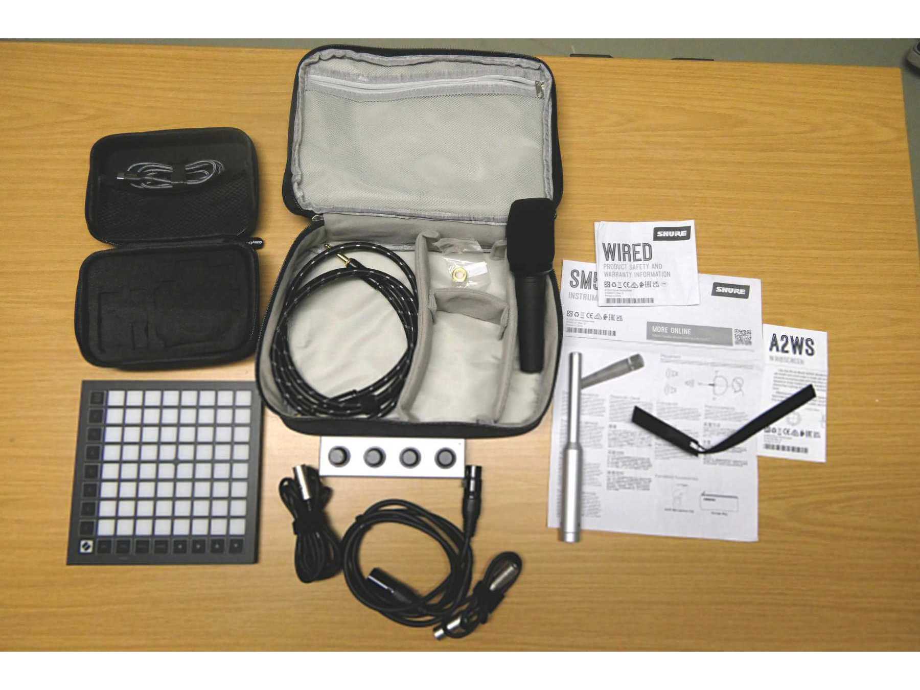 Ansicht Konvolut mit allen Geräten und Kabeln