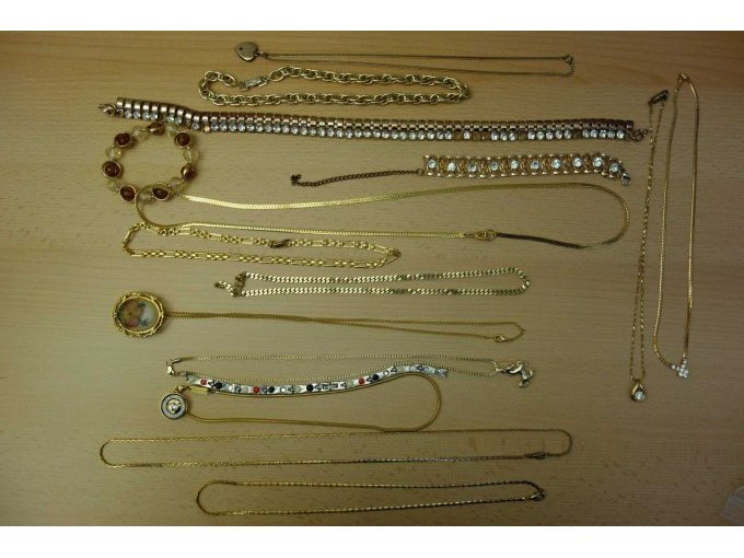 Ketten und Armbänder aus Metal und Steinen