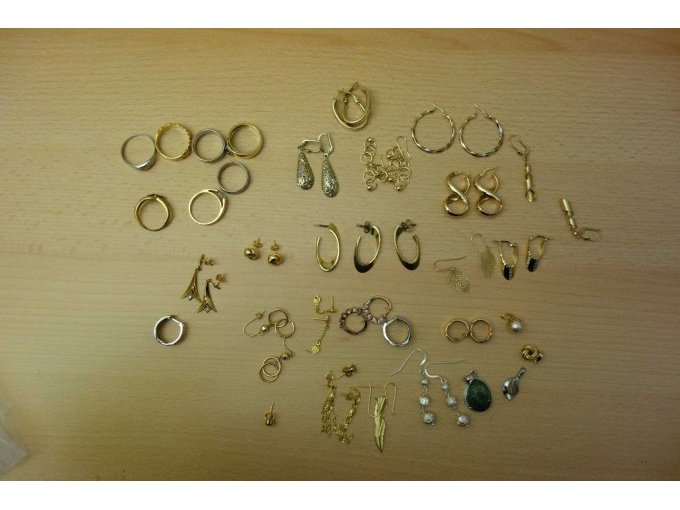 Modeschmuckringe und Modeschmuckohrringe