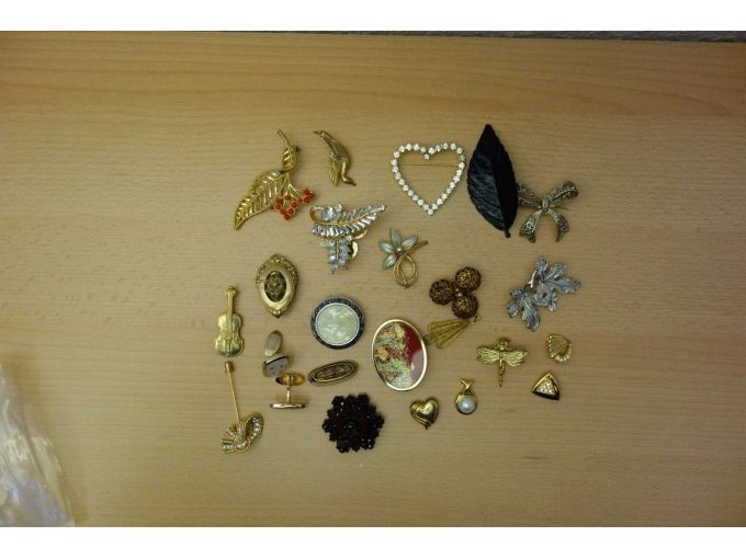 Anstecker verschiendenes Material