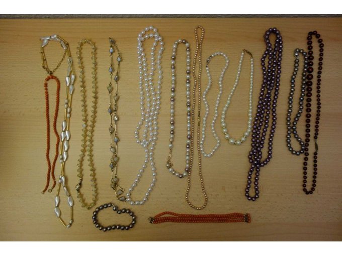 Perlenketten und Armbänder