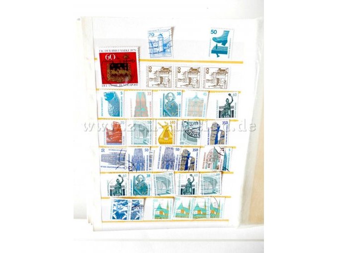 Teilansicht Album, unterschiedliche Briefmarken