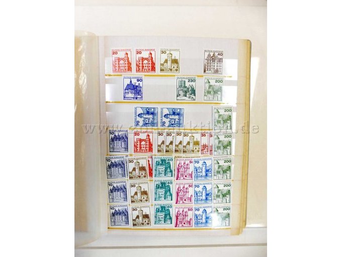 Teilansicht Album, unterschiedliche Briefmarken