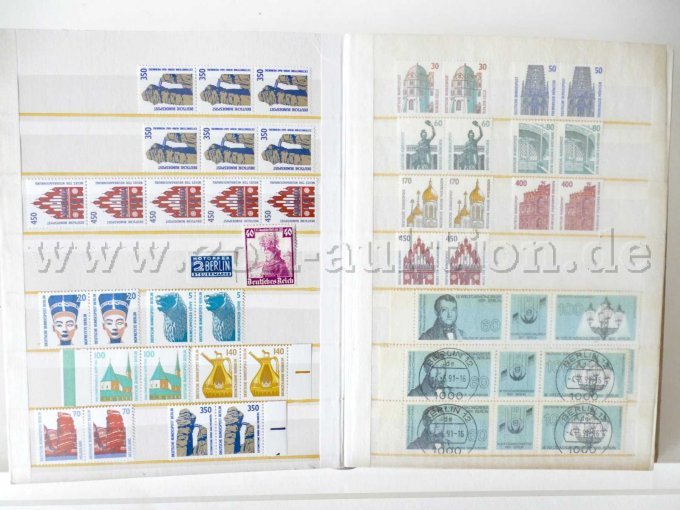 Teilansicht Album, unterschiedliche Briefmarken