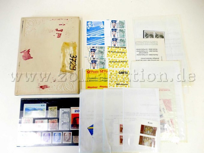 Gesamtansicht Album, Markenheftchen, Einsteckkarte und Tütchen mit Briefmarken mit Plattenfehlern