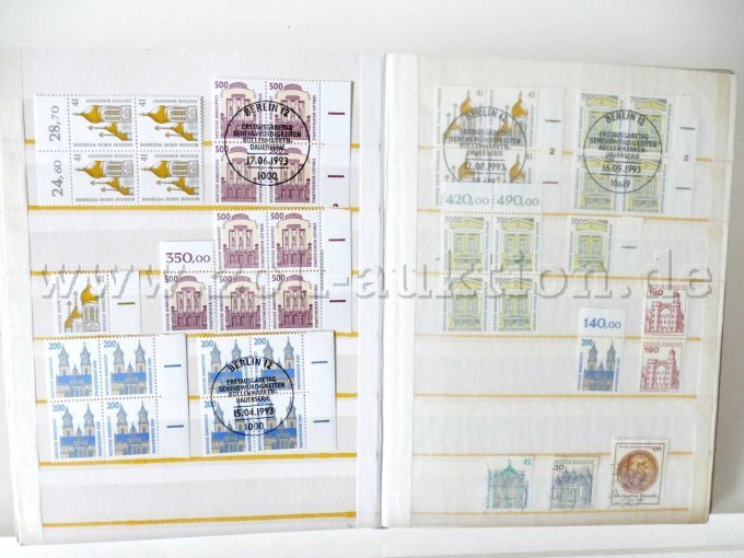Teilansicht Album, unterschiedliche Briefmarken