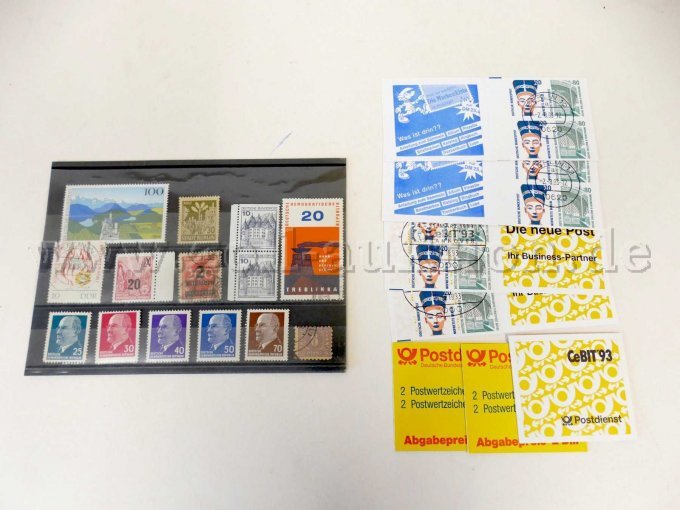 Einsteckkarte mit Briefmarken und 7 Markenheftchen