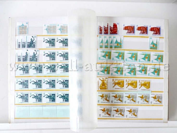 Teilansicht Album, unterschiedliche Briefmarken