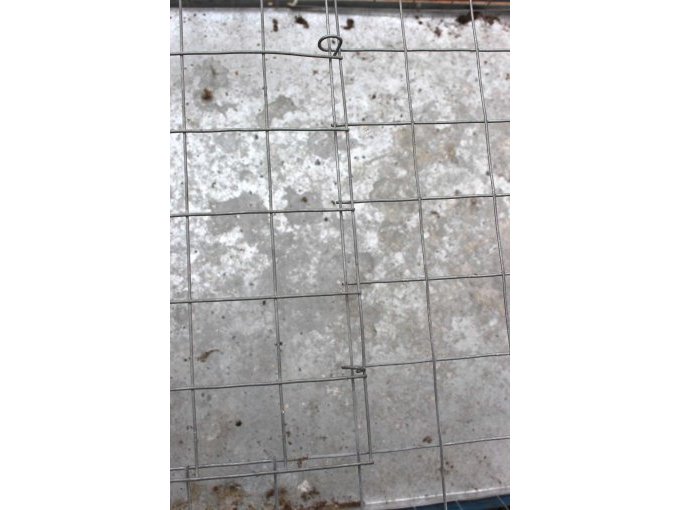 Detailansicht Taubentransportkäfig Eingriff oben