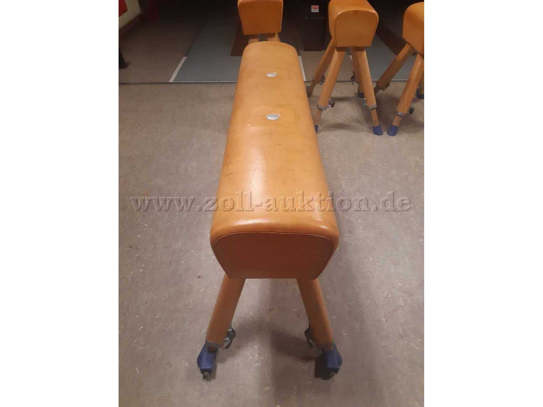 Turnpferd Vorderansicht mit 3 Turnböcken im Hintergrund