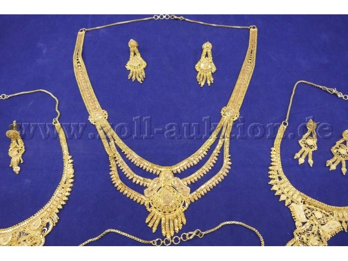 Ansicht, oberes "großes" Collier mit passenden Ohrsteckern