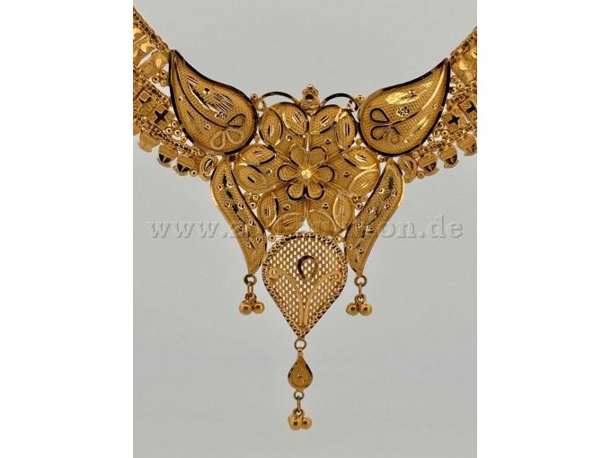 Halskette 4, Mittelteil