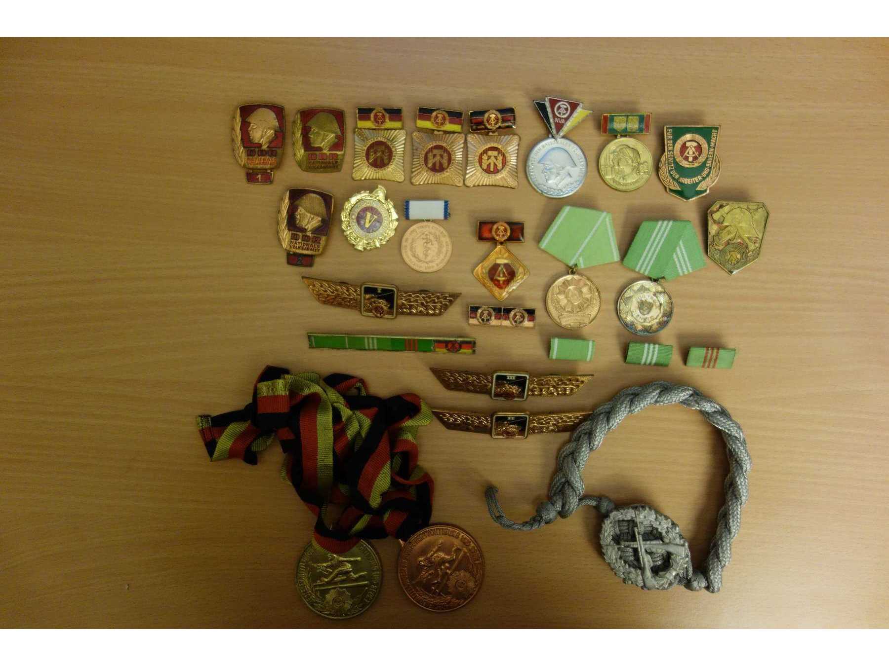 Abzeichen/Orden/Medillen
