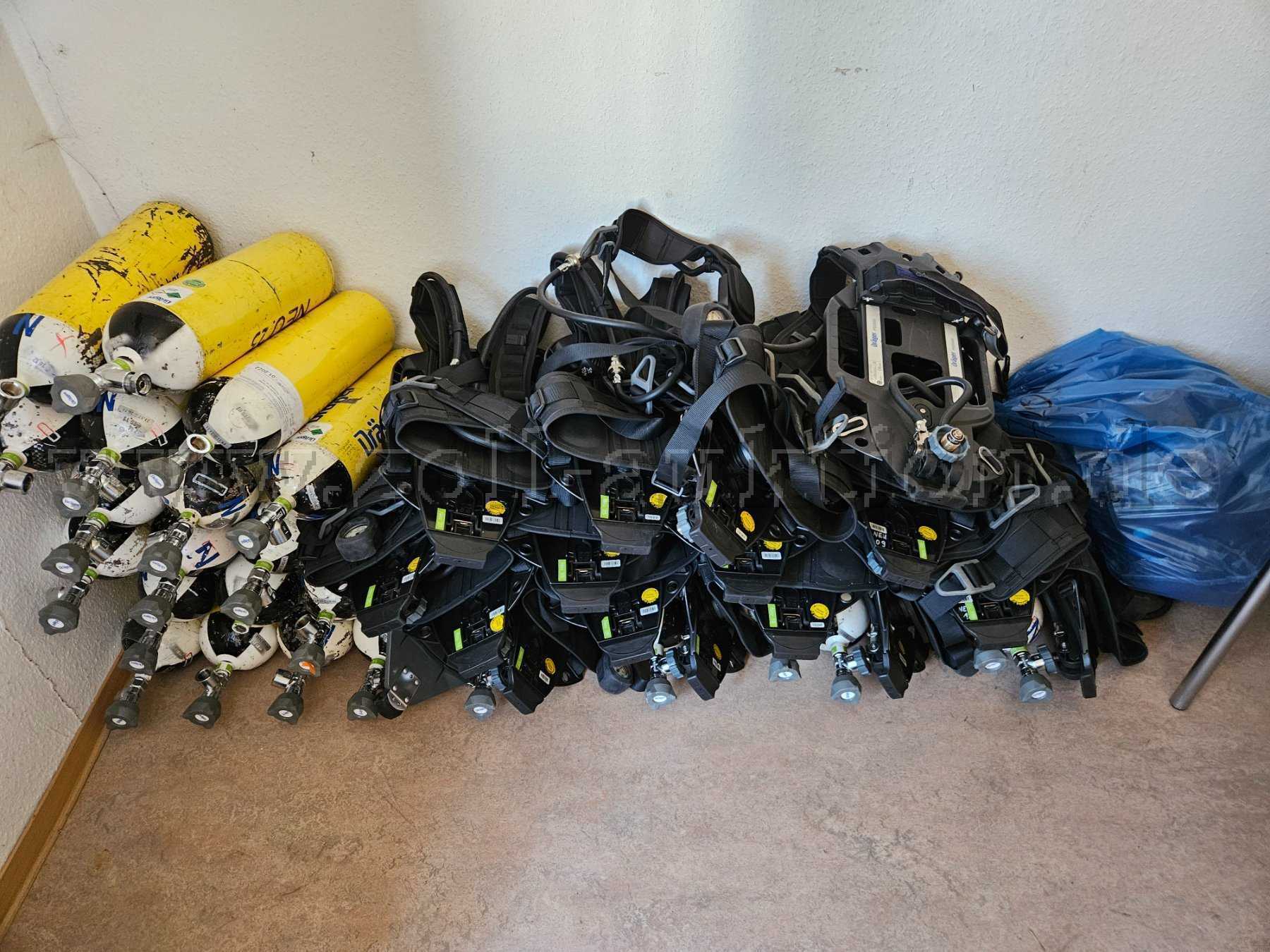 Teile des Konvoluts aus Atemschutzgeräten, Atemschutzmasken und Sauerstoffflaschen