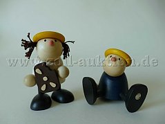 2 Engel Fa. Hobler, Hans sitzend und Lotte mit Pfefferkuchen