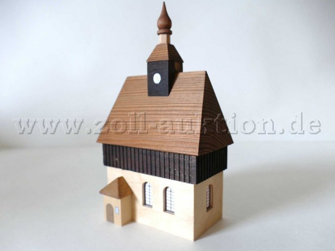 Kirche aus Holz seitlich