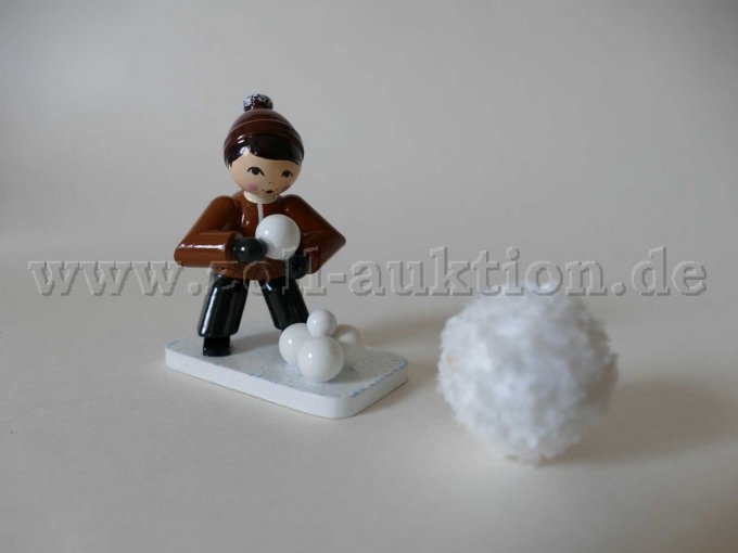 Ansicht Winterkind mit Styroporkugel