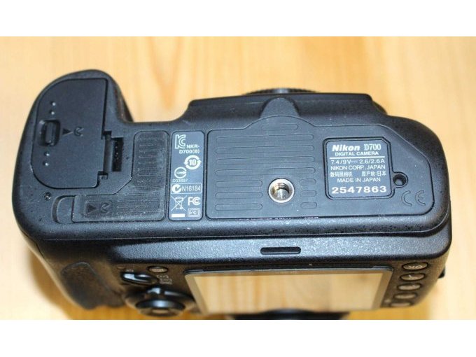 Kamera Nikon D700 Ansicht Boden, technische Angaben, CE-Kennzeichnung