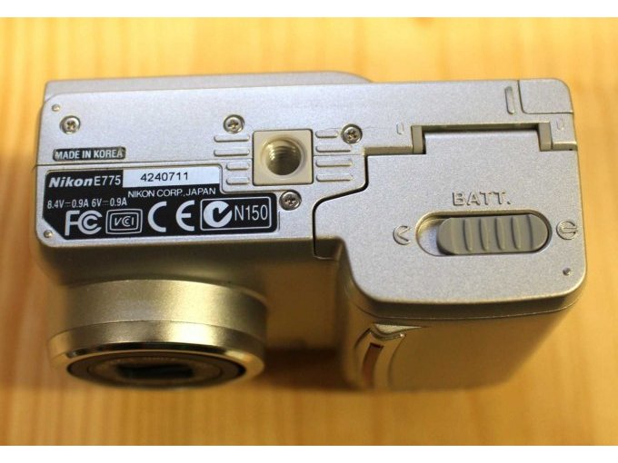 Kamera Nikon Coolpix 775 Ansicht unten, CE-Kennzeichnung