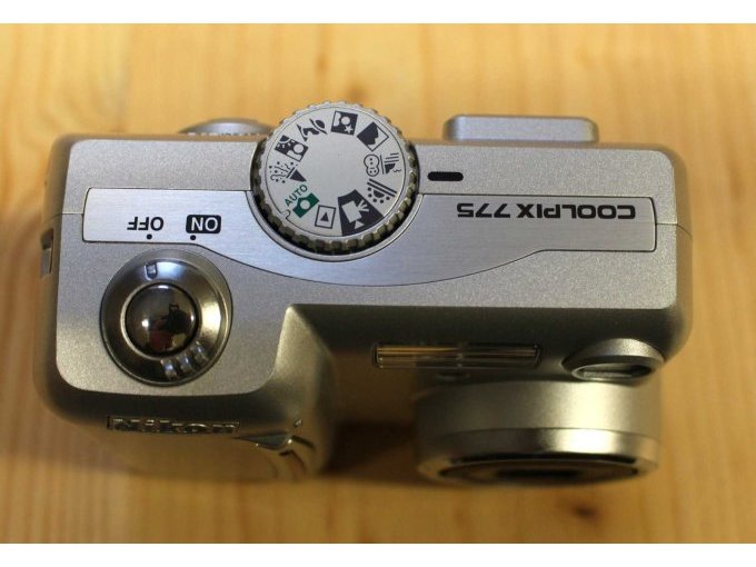 Kamera Nikon Coolpix 775 Ansicht oben