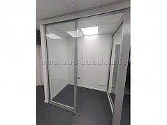Frontansicht, der Windfang-Druckerabtrennung`21.Aluminiumrahmen,incl.Schiebetür. Alles besteht aus einzelnen Elementen, die Seite ist an Wand /Decke montiert