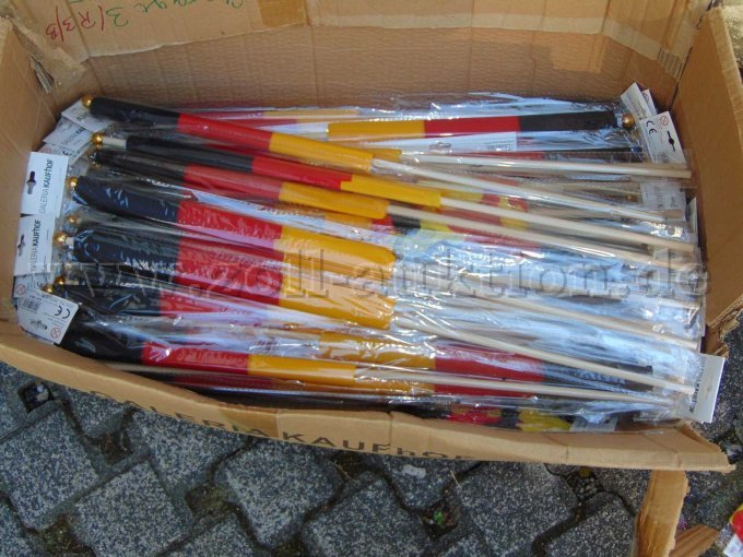 verpackte Deutschlandfahnen im Karton