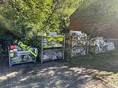 Schläuche haben verschiedene Farben, Durchmesser und Längen.
Gitterboxen sind nicht Bestandteil der Auktion
