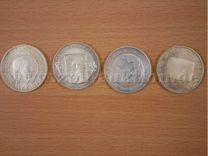 vier 10-Euro-Münzen Seitenansicht 1