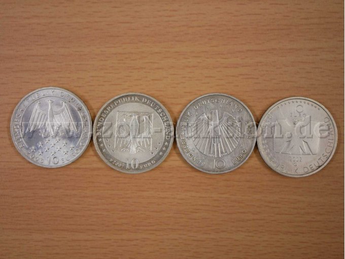 vier 10-Euro-Münzen Seitenansicht 2