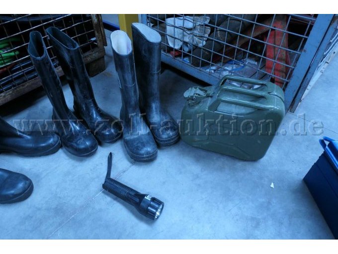 Kanister, Taschenlampe, Gummistiefel