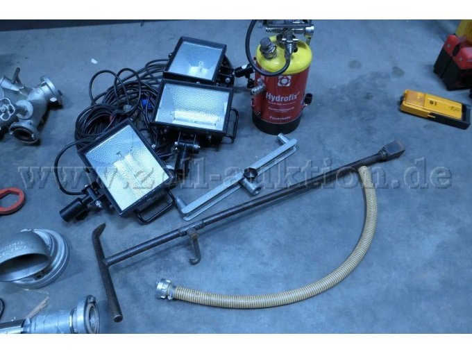 Scheinwerfer Hydrofix-Löscher, Aufnahmebrücke, Unterflurhydrantenschlüssel