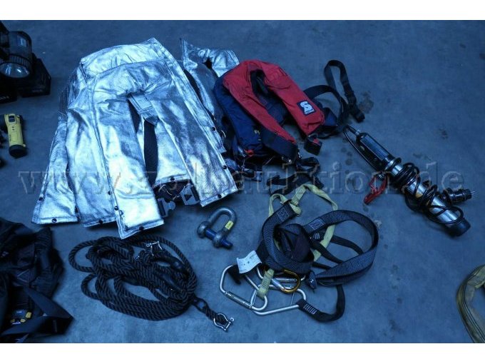Rettungswesten, Seile, Hanepod, Lampe, Schäkel