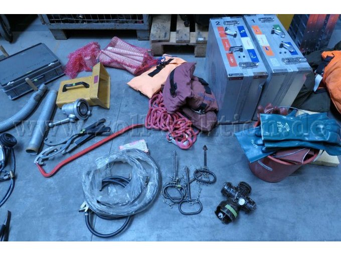 Ulmer Koffer, Schachtschlüssel, Eimer, Kuhfuß, Kupplungsschlüssel, Kunststoffkoffer, Arbeitsleinen Ulmer Koffer, Schachtschlüssel, Eimer, Kuhfuß, Kupplungsschlüssel, Kunststoffkoffer, Arbeitsleinen