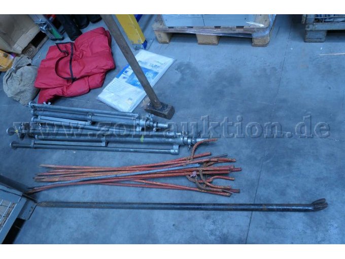 Hammer, Beschwerungssäcke, Absperrstangen, Tarp, Stative