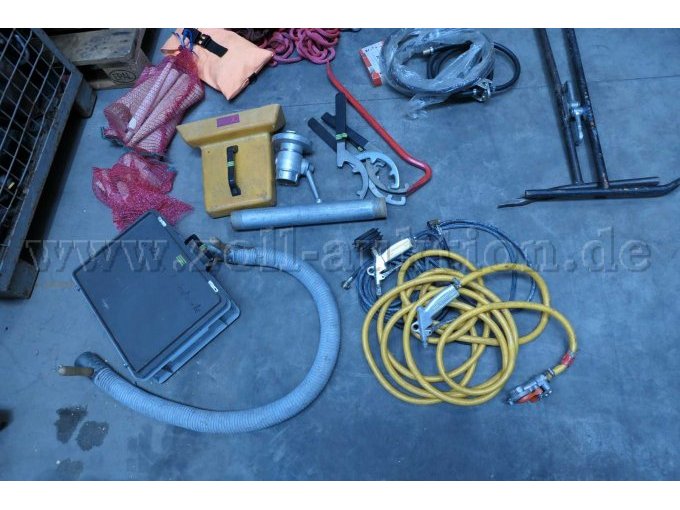 Kunststoffkoffer, Abgasschlauch, Kastenschöpfer, Kupplungsschlüssel, Kuhfuß, Schlauch mit Pistole