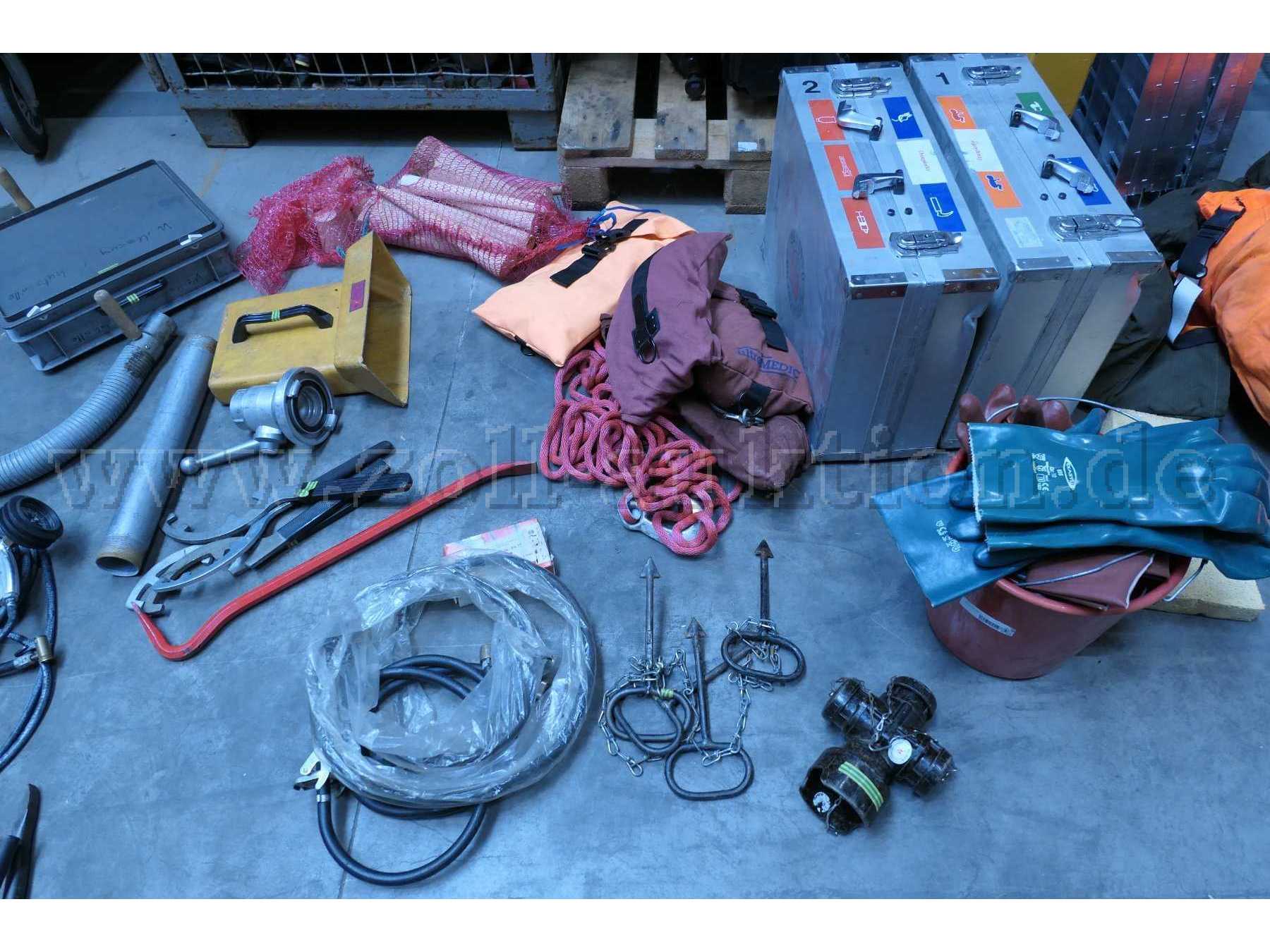 Ulmer Koffer, Schachtschlüssel, Eimer, Kuhfuß, Kupplungsschlüssel, Kunststoffkoffer, Arbeitsleinen