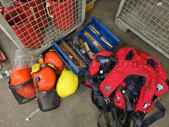 Schwimmwesten, Werkzeugkiste, Kunststoffhelme