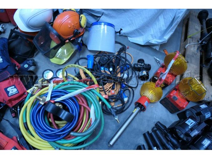 Druckluftschläuche, Helme, Euroblitz, Warnleuchte, Kabel