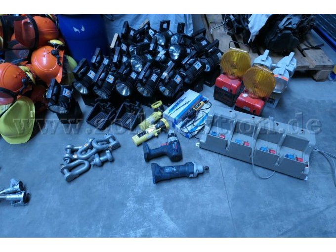 Akkuschrauber, Gradschleifer, Schäkel, Volttester, Handscheinwerfer, Halterungen, Ladestation, Euro-Blitz,