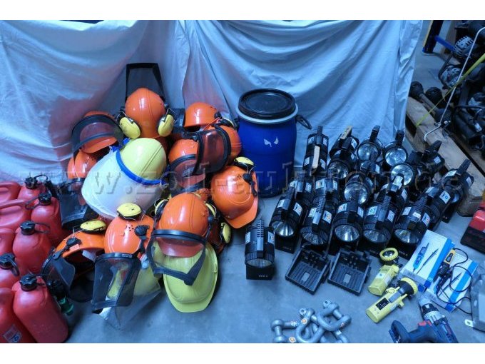 Kunststofffass, Helme, Handscheinwerfer, Schäkel, Taschenlampen, Volttester