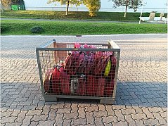 Ansicht Gitterbox voll mit Feuerwehrschläuchen