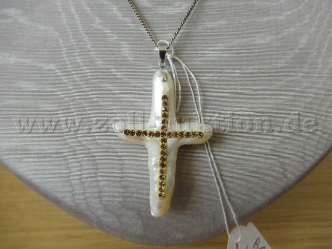 Nahaufnahme Kreuzanhänger