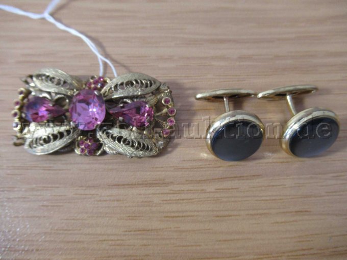 Brosche mit Manschettenknöpfen