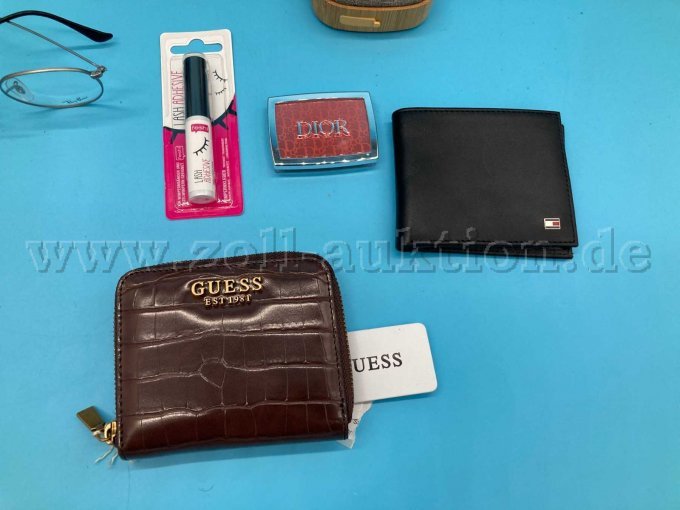 Wimpernkleber, Dior blush, Gelbörsen Guess und Tommy Hilfiger