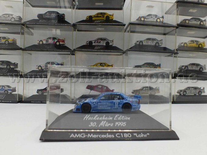 Konvolut Gesamtansicht der Auktion und exemplarisch ein Fahrzeug im Vordergrund