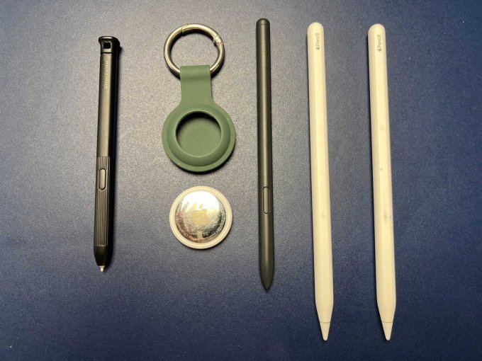 Pens und Airtag Vorderansicht Pens und Airtag Vorderansicht